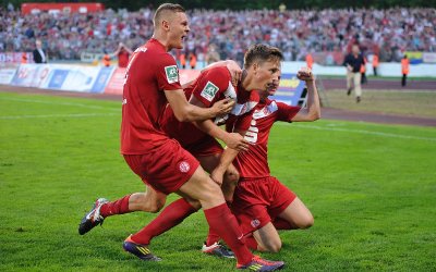 Essen gewinnt Klassiker gegen Oberhausen - Schalke marschiert Richtung Spitze