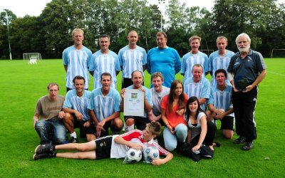 Spaß und Ehrgeiz beim DFB-Ü 40-Cup: Bergheim 2000 - Poldis Klub der alten Herren