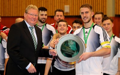 Hermann Korfmacher ehrt Sieger beim DFB-Futsal-Länderpokal in Duisburg