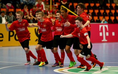 DFB-Hallenmeisterschaften: Schalke und Fortuna Köln siegen - Brakel holt dritten Platz