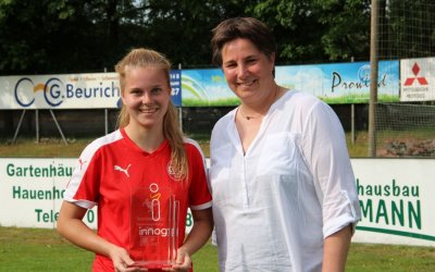 Ausgezeichnet: Mandy Reinhardt ist beste Torjägerin der Regionalliga West