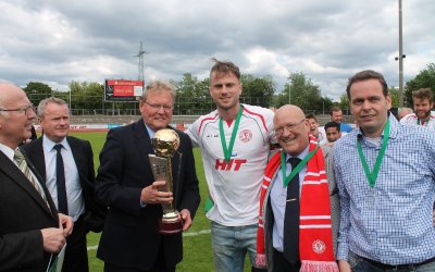 Jubel mit Minister und Pokal: Fortuna Köln feiert Regionalliga-Titel
