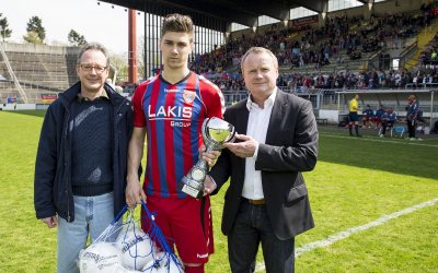 WFLV zeichnet Uerdinger Rico Weiler mit Fairplay-Pokal aus