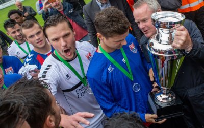 Meisterehrung mit Pokal: KFC Uerdingen feiert West-Titel ausgelassen